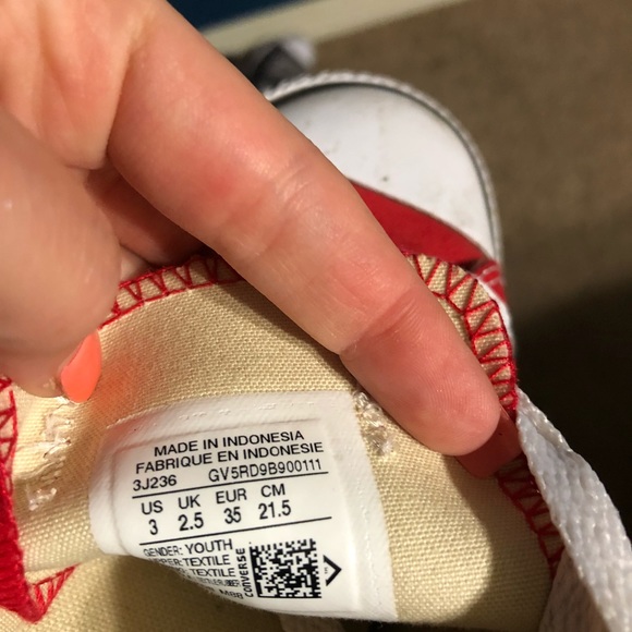 Red converse - Picture 4 of 4